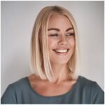 Mujer sonriendo en retrato profesional