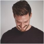 Hombre mirando hacia abajo en retrato natural