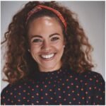 Mujer sonriendo en retrato profesional